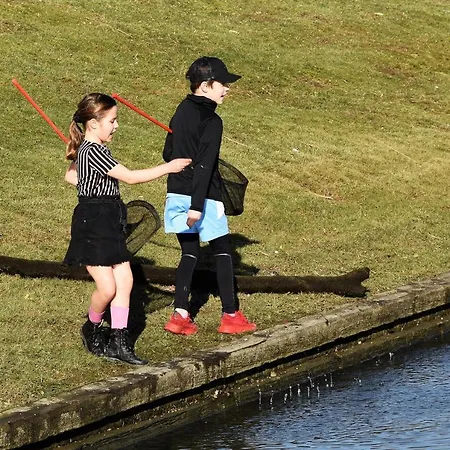 Cozy Floating Boatlodge 