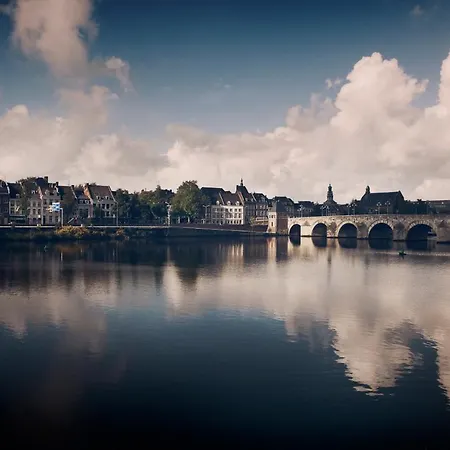 Cozy Floating Boatlodge 