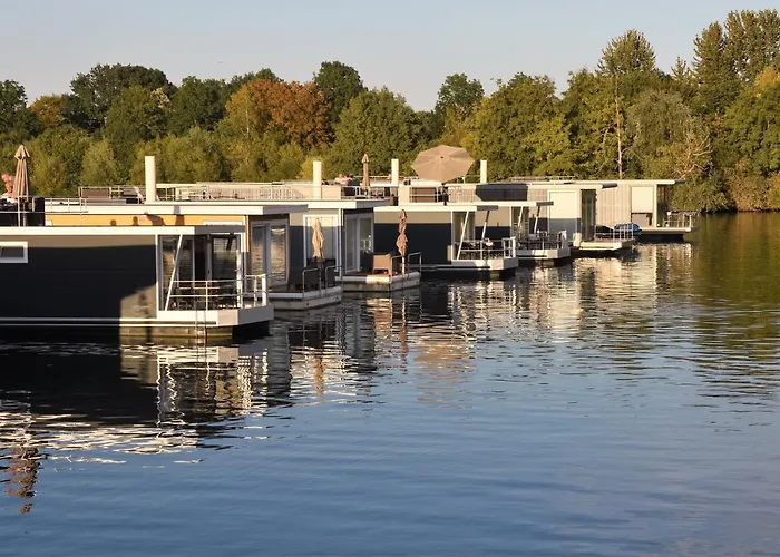 Cozy Floating Boatlodge 