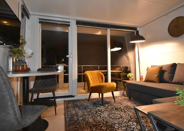 Cozy Floating Boatlodge 