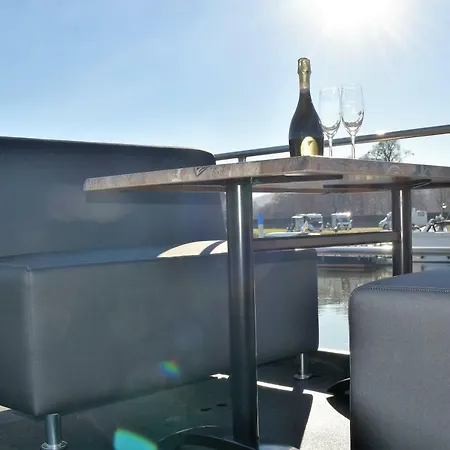 Cozy Floating Boatlodge Het Vrijthof Vakantiehuis