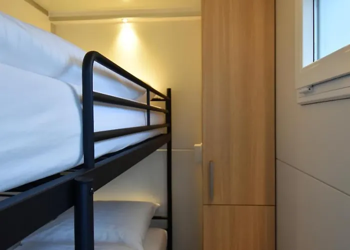 Cozy Floating Boatlodge 