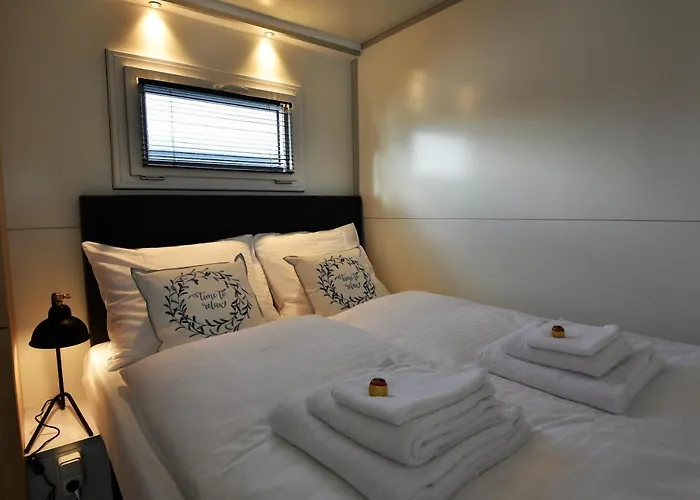 Cozy Floating Boatlodge 