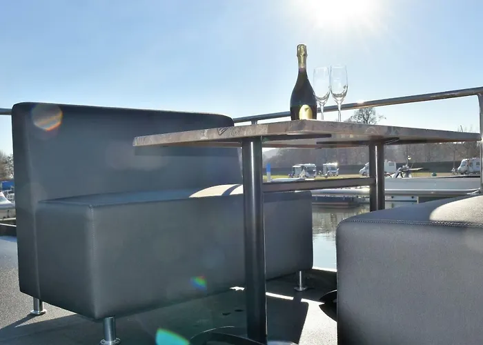 Cozy Floating Boatlodge 